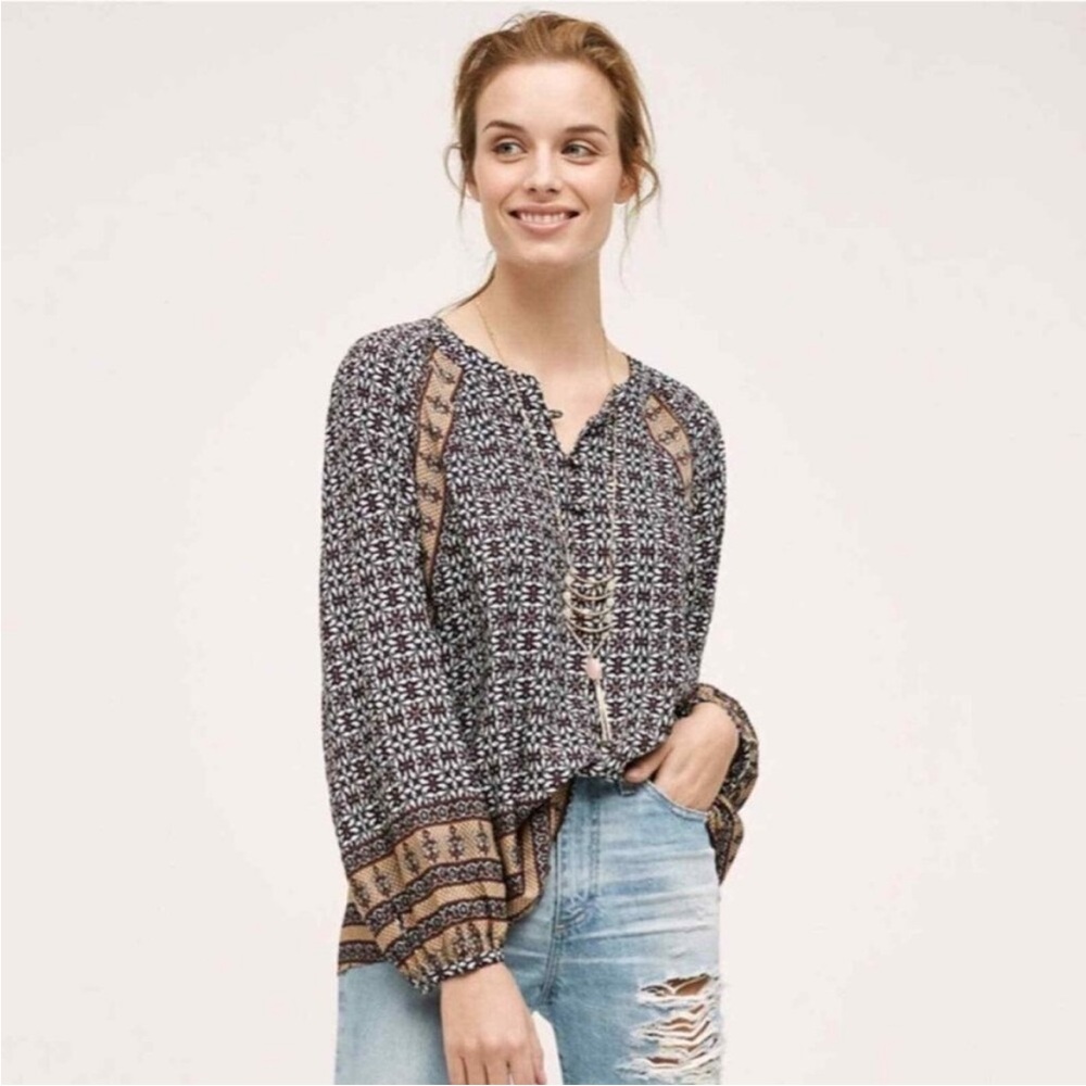 Anthropologie 11-1 Tylho Aubina Navy
Floral Blouse